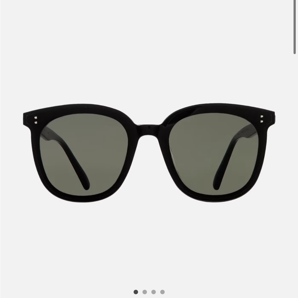 GENTLE MONSTER Black Sunglasses
My Ma 01
